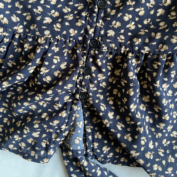 Flowy Tie-Back Shortsleeve Blouse - Picture 4 of 6